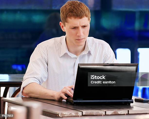 Homem De Negócios Com Computador Portátil - Fotografias de stock e mais imagens de Adulto - Adulto, Azul, Beleza