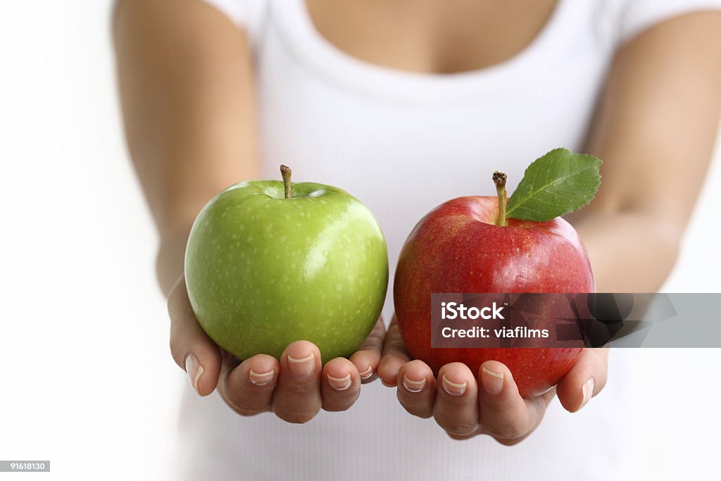 Mains tenant des pommes rouges et vertes - Photo de Pomme libre de droits