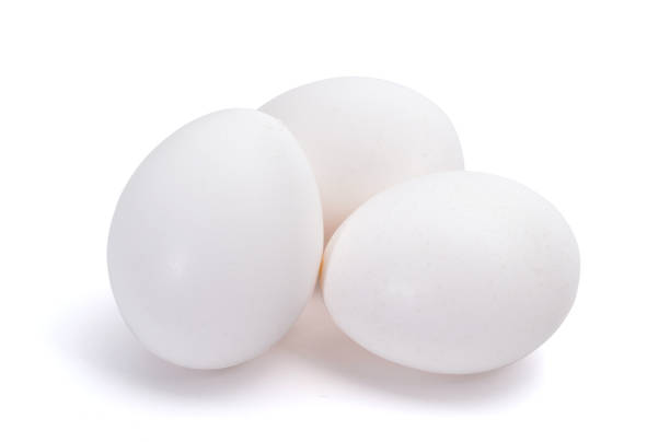 gruppe von drei weißen eiern isoliert auf weißem hintergrund - animal egg eggs food white stock-fotos und bilder