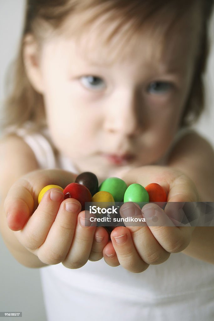 Kleine Mädchen die Hände Süßigkeiten - Lizenzfrei Aufführung Stock-Foto