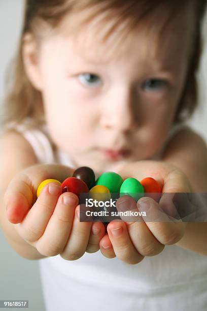 Kleine Mädchen Die Hände Süßigkeiten Stockfoto und mehr Bilder von Aufführung - Aufführung, Bunt - Farbton, Eleganz