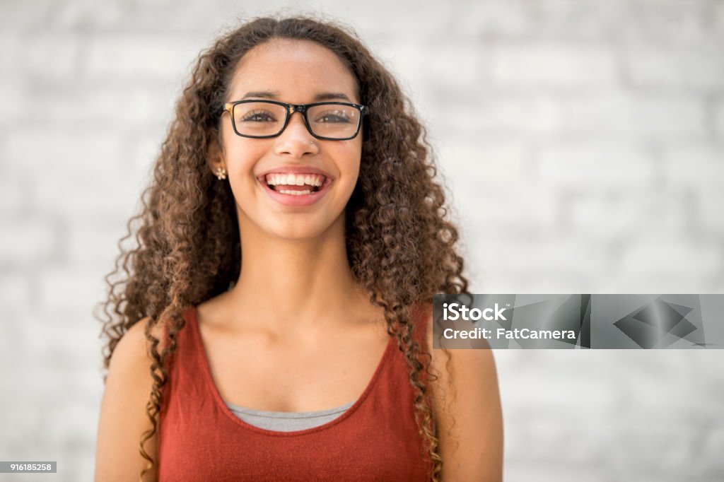 Happy Girl portant des lunettes - Photo de Jeunes filles libre de droits