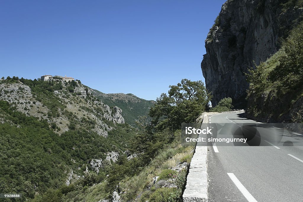 gourdon Monastère rural road au sud de la france - Photo de Abrupt libre de droits