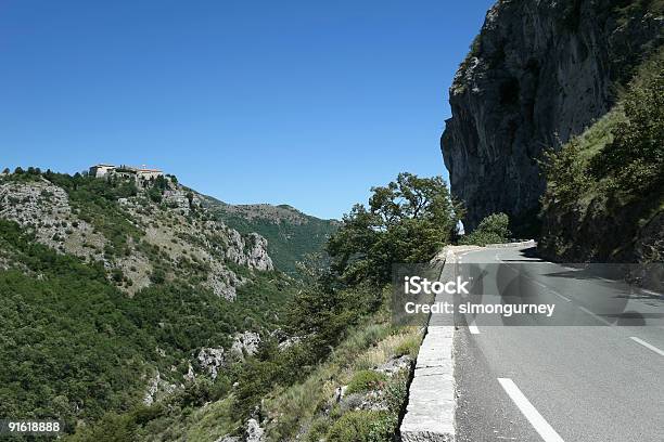 Photo libre de droit de Gourdon Monastère Rural Road Au Sud De La France banque d'images et plus d'images libres de droit de Abrupt - Abrupt, Antique, Architecture