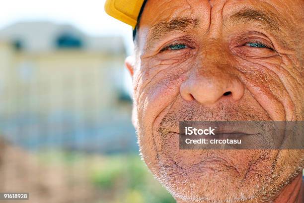 Homem Velho Enrugado Com Tampa Amarela - Fotografias de stock e mais imagens de Adulto - Adulto, Adulto maduro, Antigo