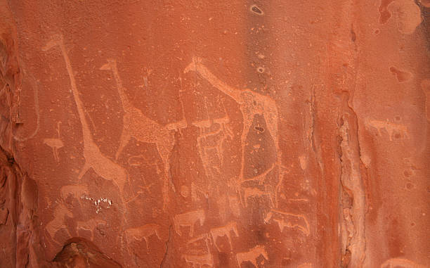bushman rock calcografías - cave painting rock africa bushmen fotografías e imágenes de stock