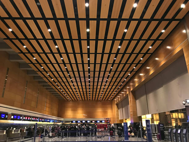 aéroport de boston - high ceiling photos et images de collection