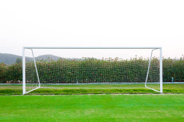 meta tiro desde la esquina en frente, campo de fútbol, fútbol amateur vacío meta mensajes - fiveaside fotografías e imágenes de stock