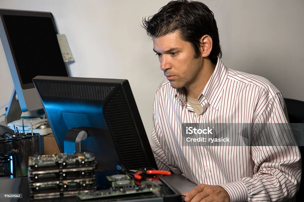 Mâle ce technicien sur un ordinateur de bureau - Photo de Adulte libre de droits