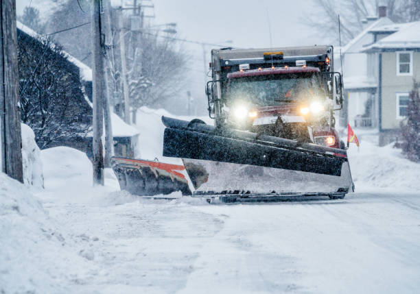 istock Snowplow at the end of the day 916207128