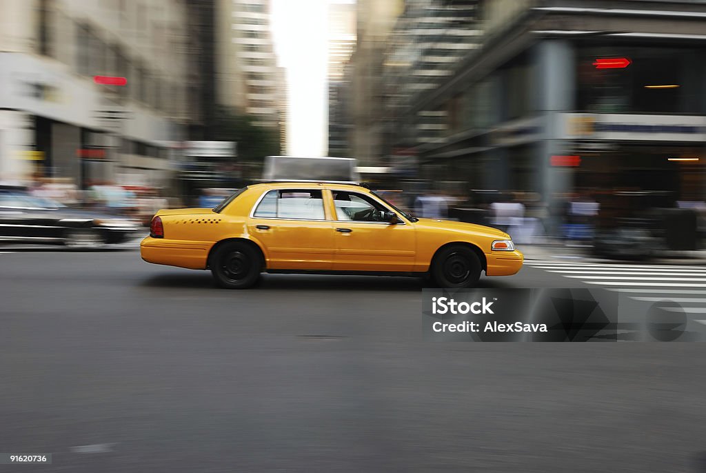 Yellow Taxi cab en mouvement et de vitesse sur la rue - Photo de Broadway - Manhattan libre de droits