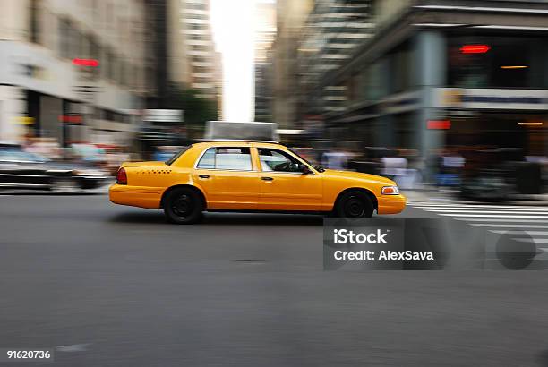 Photo libre de droit de Yellow Taxi Cab En Mouvement Et De Vitesse Sur La Rue banque d'images et plus d'images libres de droit de Broadway - Manhattan