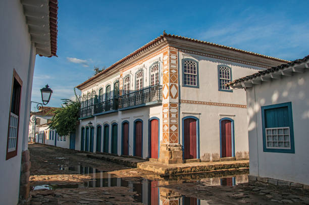 übersicht der überfluteten gepflasterte straße mit alten häusern in den sonnenuntergang in paraty - cobblestone rio de janeiro brazil parade stock-fotos und bilder