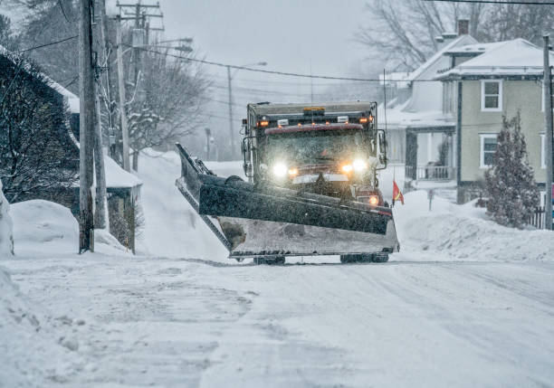 istock Snowplow at the end of the day 916209074