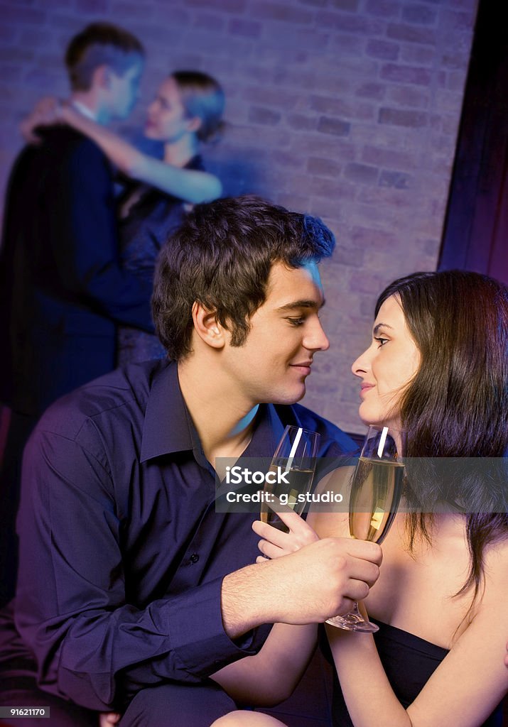 Dois Casais amorous Celebrando juntos no restaurante - Royalty-free Discoteca Foto de stock