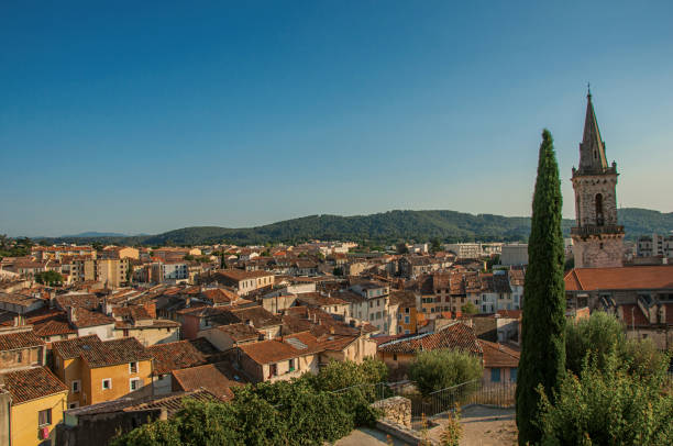 vue de la ville de draguignan vif et gracieux de la colline de la tour de l’horloge, sous la lumière colorée du soleil couchant. - gracious photos et images de collection