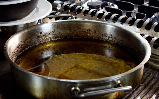professional saucepan with old vegetable oil in a restaurant kitchen - 1474 imagens e fotografias de stock
