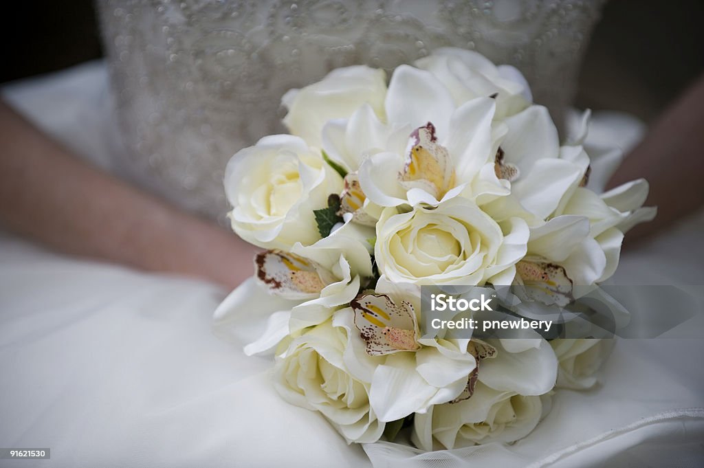 Bouquet di fiori color crema - Foto stock royalty-free di Abito da sposa