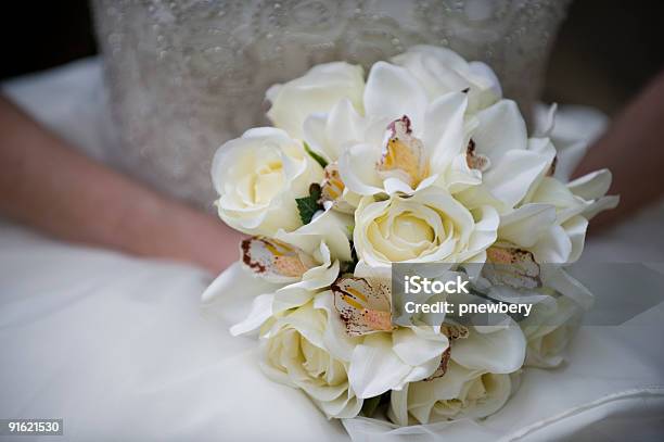 Bouquet Di Fiori Color Crema - Fotografie stock e altre immagini di Abito da sposa - Abito da sposa, Amore, Beige