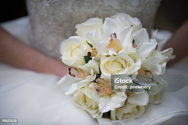 ブライダルブーケのクリーム色の花 - アウトフォーカスのストックフォトや画像を多数ご用意 - アウトフォーカス, ウェディングドレス, ウェディングパーティー