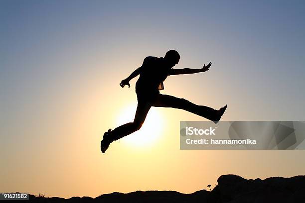 Salto De Alegría Silueta Foto de stock y más banco de imágenes de Saltar - Actividad física - Saltar - Actividad física, Hombres, Color negro