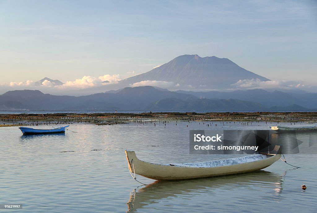 gunung agung vulcão barcos de bali, Indonésia - Foto de stock de Alga marinha royalty-free