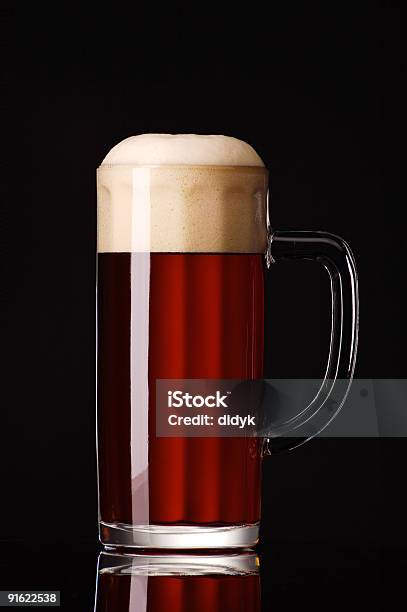 Dark Beer Glass — стоковые фотографии и другие картинки Алкоголь - напиток - Алкоголь - напиток, Без людей, Вертикальный