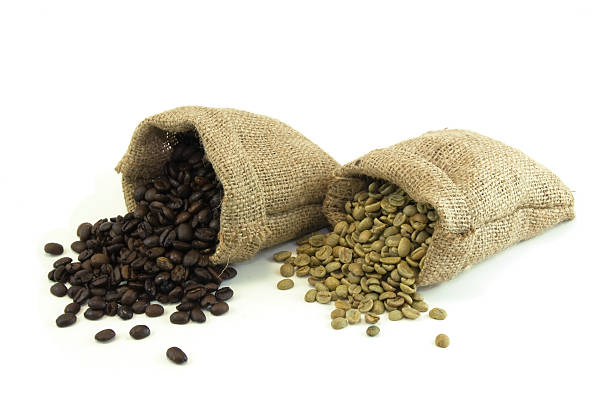 grains de café dans le sac de toile de jute - coffee bean coffee crop sack pouring photos et images de collection