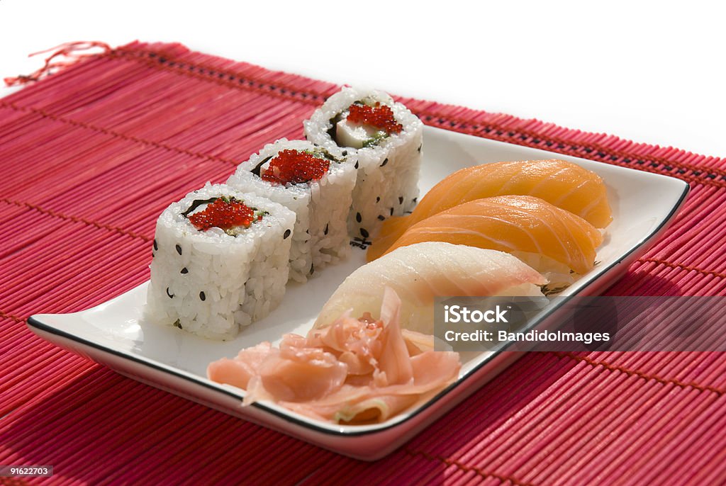 Sushi-Teller auf dem roten Teppich - Lizenzfrei Farbbild Stock-Foto
