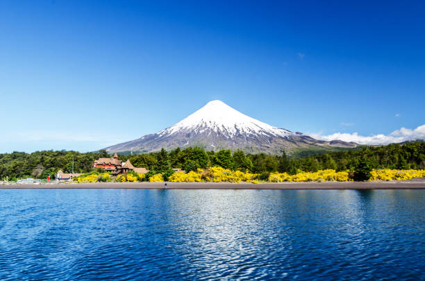 vulcão osorno e o lago llanquihue, parque nacional vicente pérez rosales, lake district, puerto varas, chile. - tojo - fotografias e filmes do acervo