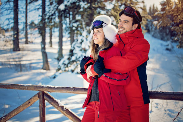 młoda para przytula się i cieszy się widokiem po nartach - skiing snow couple mountain zdjęcia i obrazy z banku zdjęć