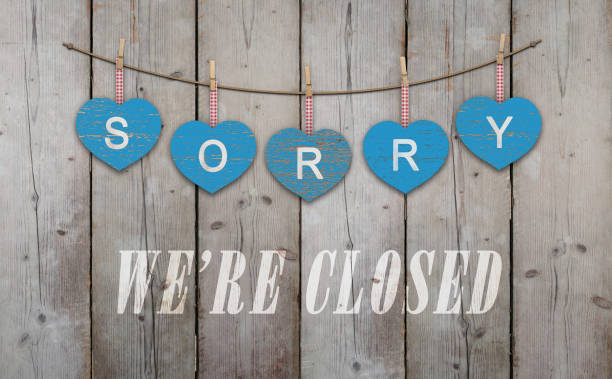 blue wooden hearts with text sorry we are closed, on old scaffolding wooden backdrop - closed sadness reconciliation sign imagens e fotografias de stock