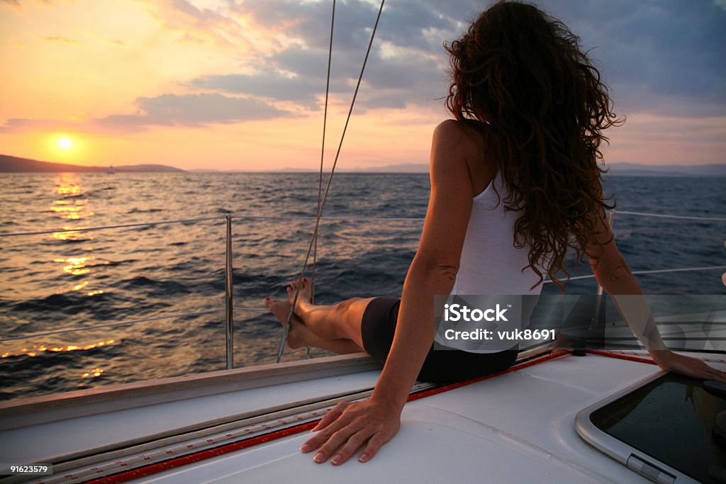 Navegación en puesta de sol - Foto de stock de Velero libre de derechos