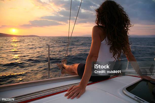 Navegación En Puesta De Sol Foto de stock y más banco de imágenes de Velero - Velero, Navegación, Puesta de sol