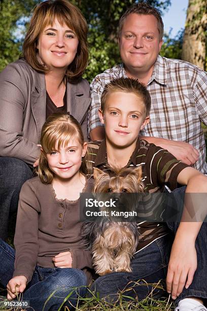 Foto de Família De Quatro e mais fotos de stock de Adulto - Adulto, Amor, Animal de estimação