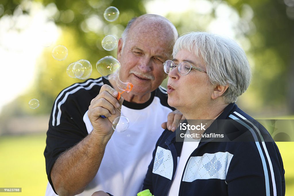 年配のカップル吹く泡 - シニア世代のロイヤリティフリーストックフォト