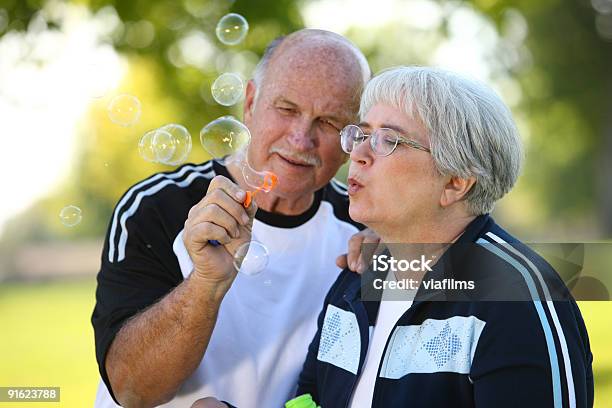 Пожилая Пара Послать Bubbles — стоковые фотографии и другие картинки Мыльные пузыри - Мыльные пузыри, Пожилой возраст, 60-69 лет