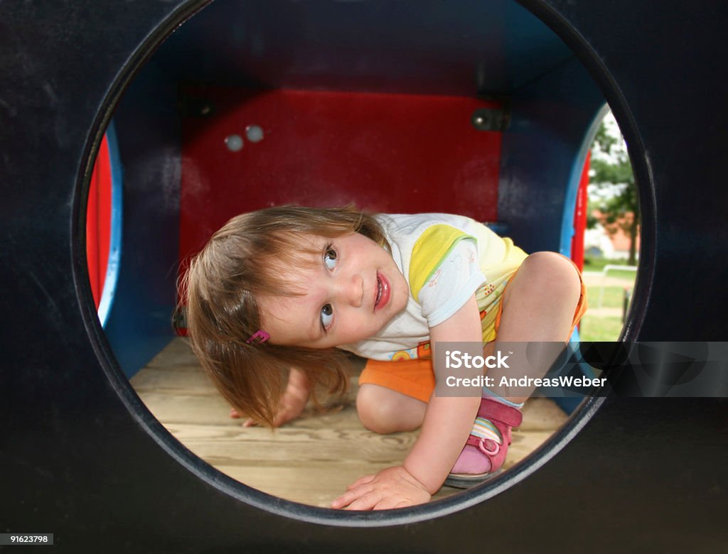 Menina a brincar no parque infantil/crianças Mädchen auf Kinderspielplatz - Royalty-free Olhar Através da Janela Foto de stock