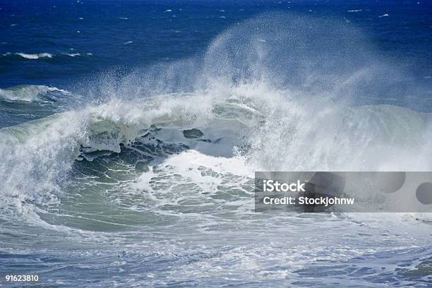 Foto de Adorável Spray Plume e mais fotos de stock de Arrebentação - Arrebentação, Fotografia - Imagem, Grandes Oceanos