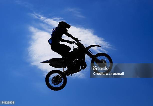 Photo libre de droit de Silhouette Du Saut De Pilote banque d'images et plus d'images libres de droit de Moto - Moto, Silhouette - Contre-jour, Adulte