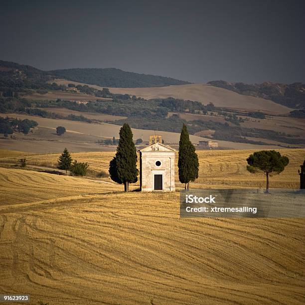 Foto de Toscana e mais fotos de stock de Ajardinado - Ajardinado, Azul, Bosque - Floresta