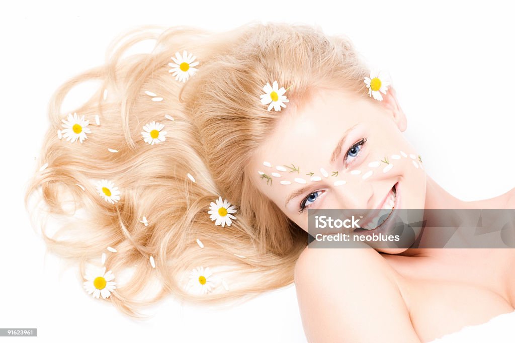 Close-up Retrato de uma mulher bonita e fresca com camomile - Royalty-free Adulto Foto de stock