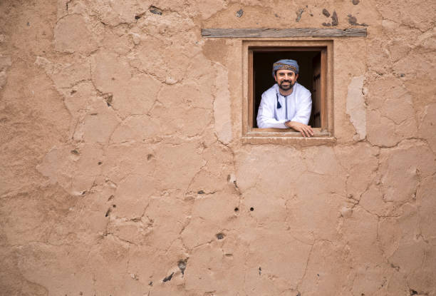 uomo arabo in abito tradizionale omani in un vecchio castello - ghoutra foto e immagini stock