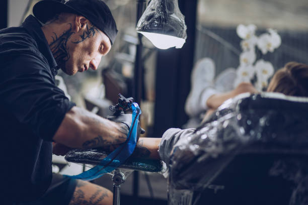 istock Tattoo artist working 916249426