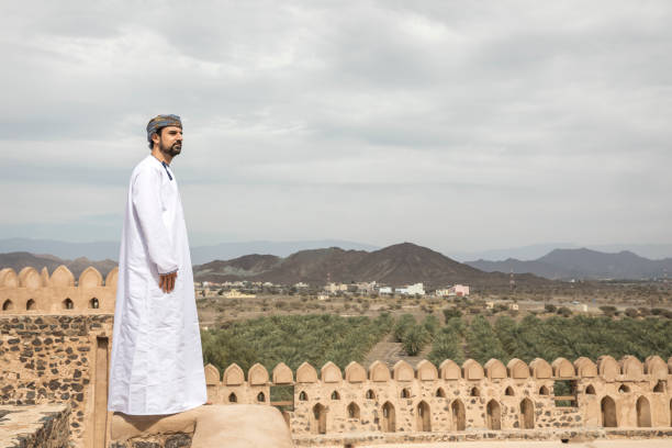 uomo arabo in abito tradizionale omani in un vecchio castello - ghoutra foto e immagini stock