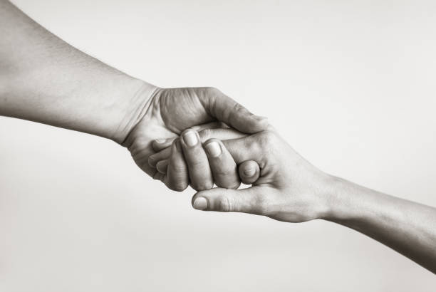 durch eine helfende hand. - eine helfende hand fotos stock-fotos und bilder