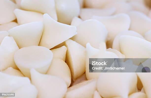 Chips Di Cioccolato Bianco - Fotografie stock e altre immagini di Cioccolato bianco - Cioccolato bianco, Full frame, Goccia di cioccolato