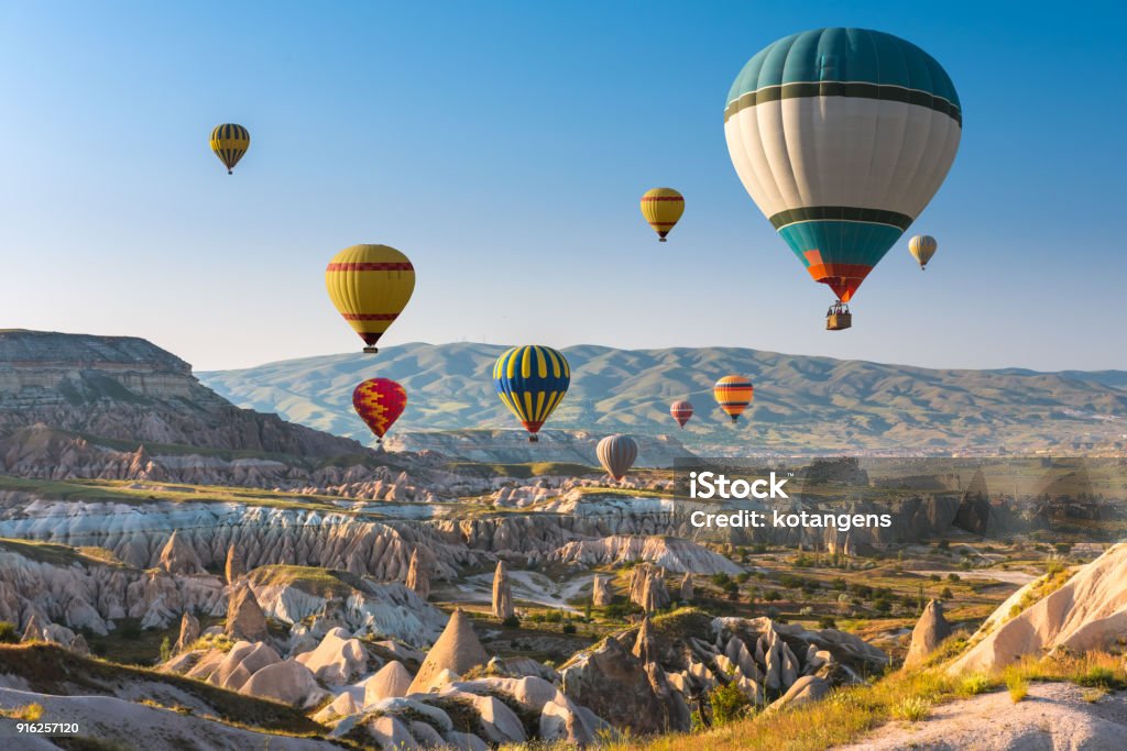 Heißluftballons fliegen über Kappadokien, Türkei - Lizenzfrei Türkei Stock-Foto