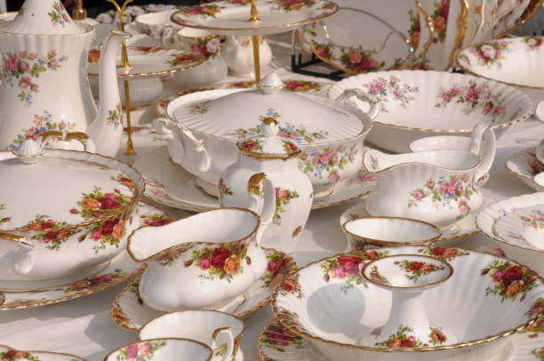 istock Porcelain on flea market in Arezzo 916257330
