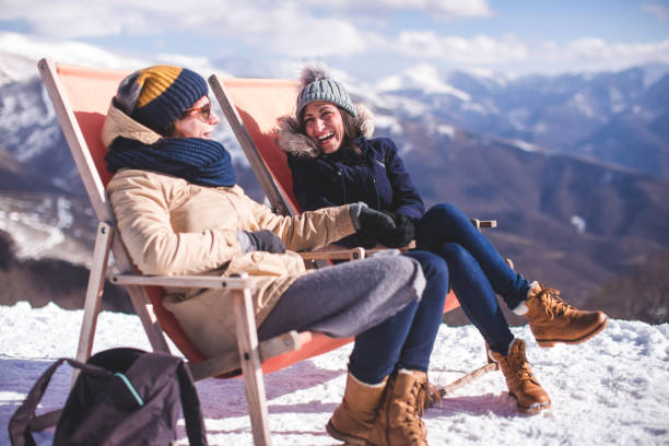 vacanza confortevole - cold discussion outdoors snow foto e immagini stock